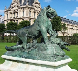 Скульптура изображает финальную сцену схватки двух хищников